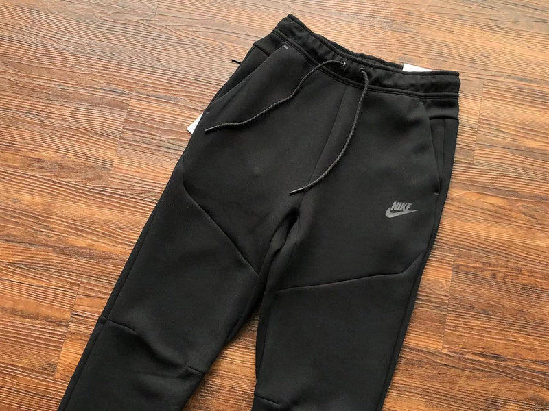 NIKE TECH FLEECE